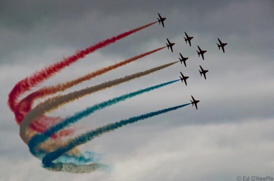 red_arrows_smoke_trails.jpg