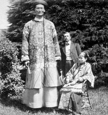 Chang_the_Chinese_Giant_late_1800s.jpg