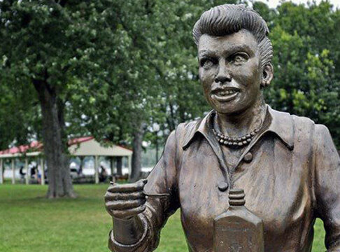 rs_560x415-150403130543-560-lucille-ball-statue.jw.4315.jpg